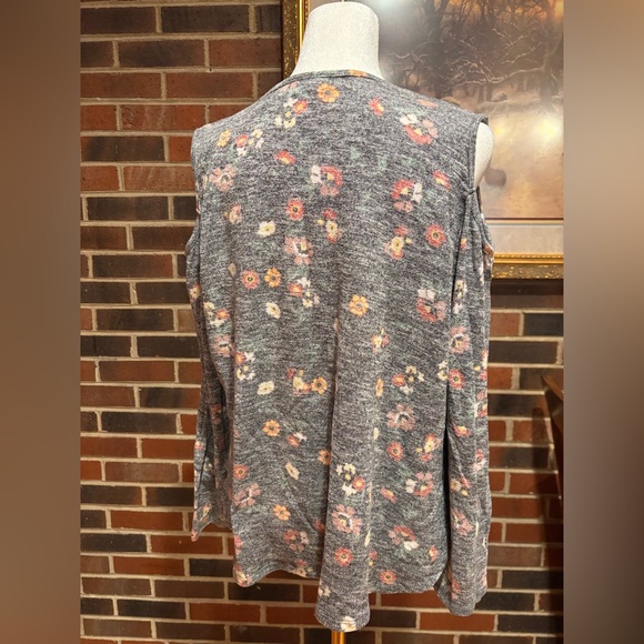 Love Fire Shirt size XL Grey floral V neck cold shoulder long sleeve top. - Picture 4 of 8